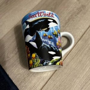 SeaWorld Ceramic Coffee Mug Shamu Killer Whale Theme Park Souvenir 4 1/4” H